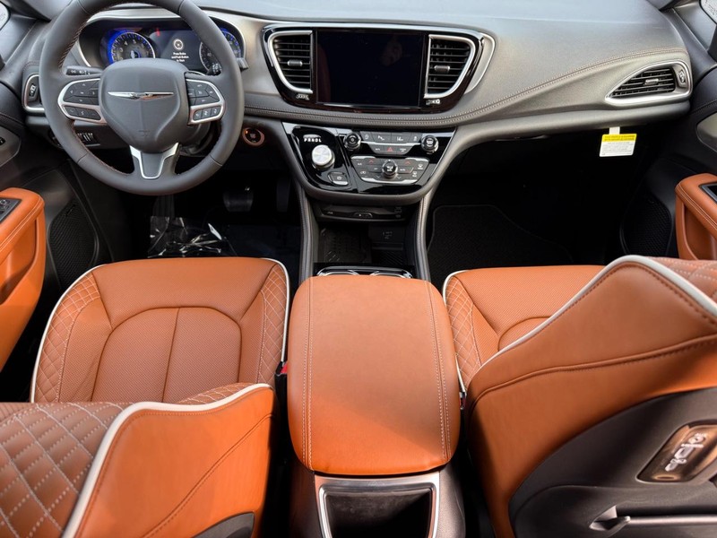 Chrysler Pacifica Vehicle Full-screen Gallery Image 16