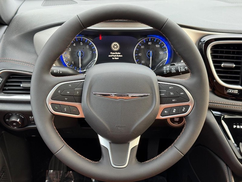 Chrysler Pacifica Vehicle Full-screen Gallery Image 17