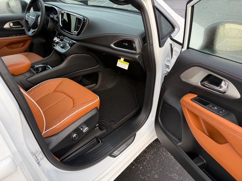 Chrysler Pacifica Vehicle Full-screen Gallery Image 18