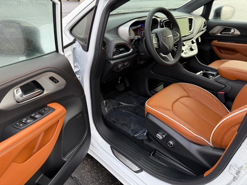 Chrysler Pacifica Vehicle Full-screen Gallery Image 20