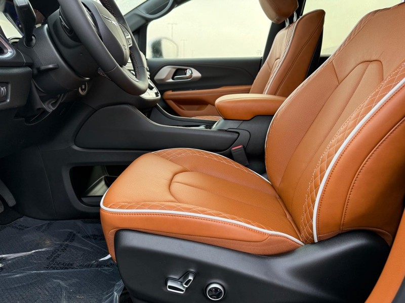 Chrysler Pacifica Vehicle Full-screen Gallery Image 21