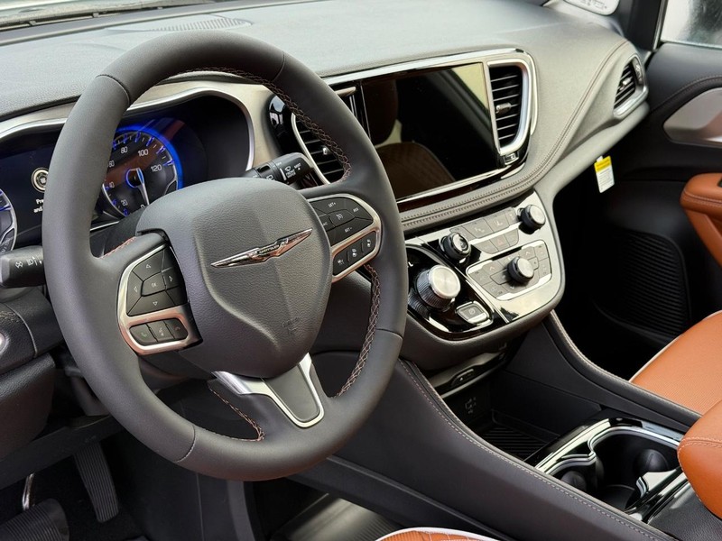 Chrysler Pacifica Vehicle Full-screen Gallery Image 22