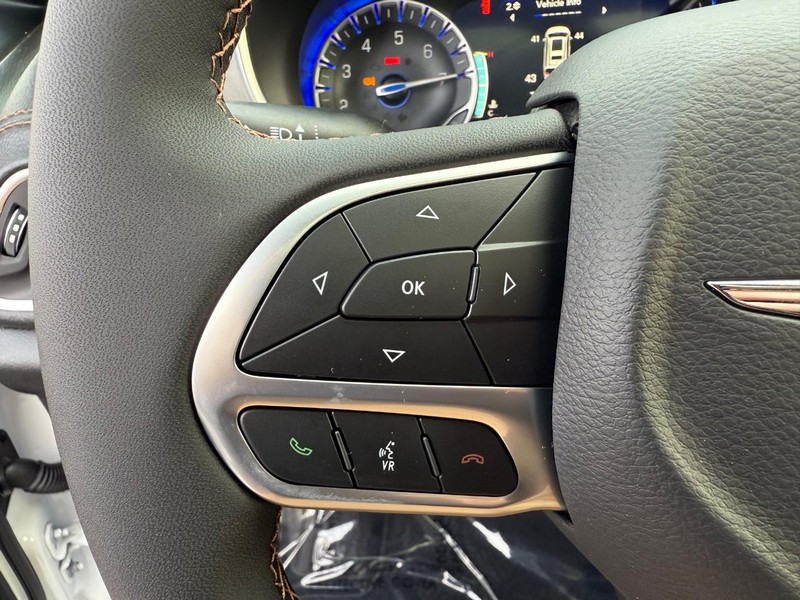 Chrysler Pacifica Vehicle Full-screen Gallery Image 23