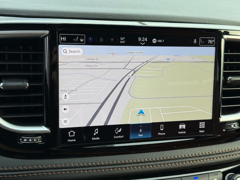 Chrysler Pacifica Vehicle Full-screen Gallery Image 26