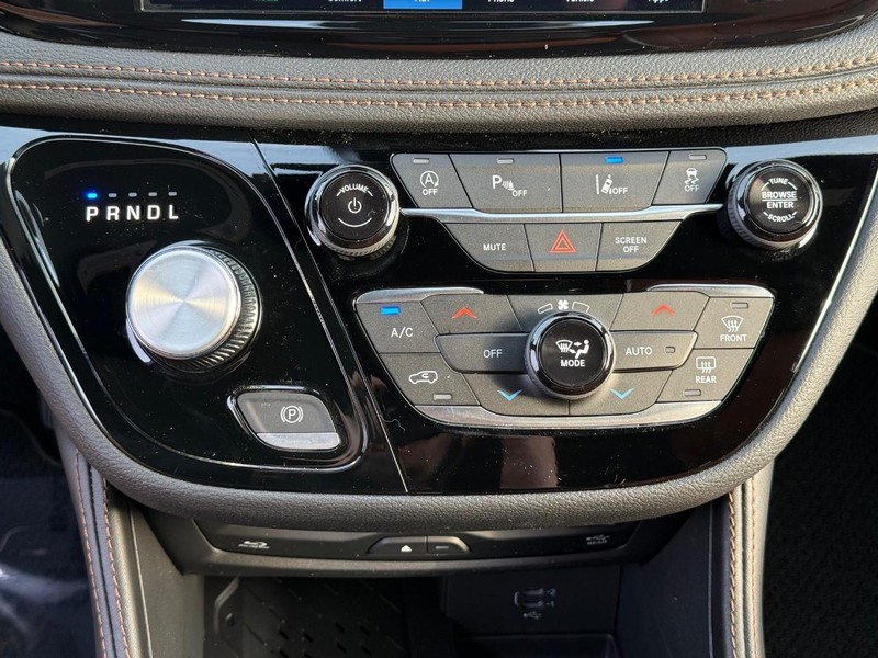 Chrysler Pacifica Vehicle Full-screen Gallery Image 28