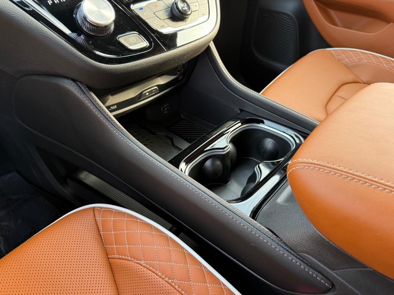 Chrysler Pacifica Vehicle Full-screen Gallery Image 29