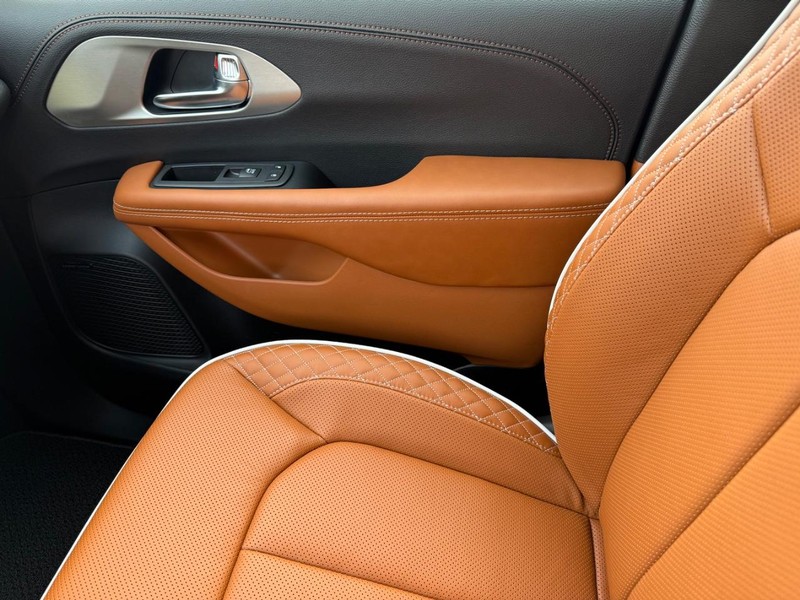 Chrysler Pacifica Vehicle Full-screen Gallery Image 30