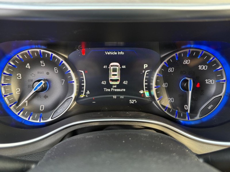 Chrysler Pacifica Vehicle Full-screen Gallery Image 31