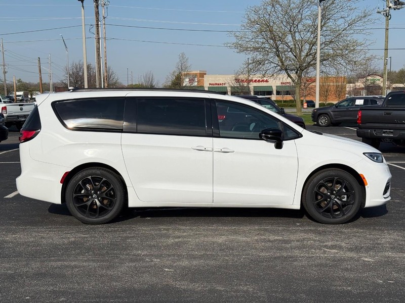 Chrysler Pacifica Vehicle Full-screen Gallery Image 2