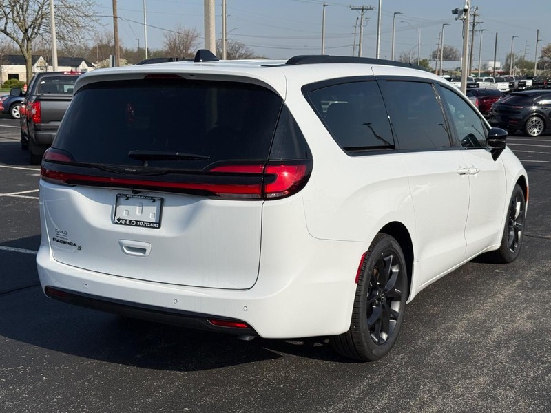 Chrysler Pacifica Vehicle Full-screen Gallery Image 3