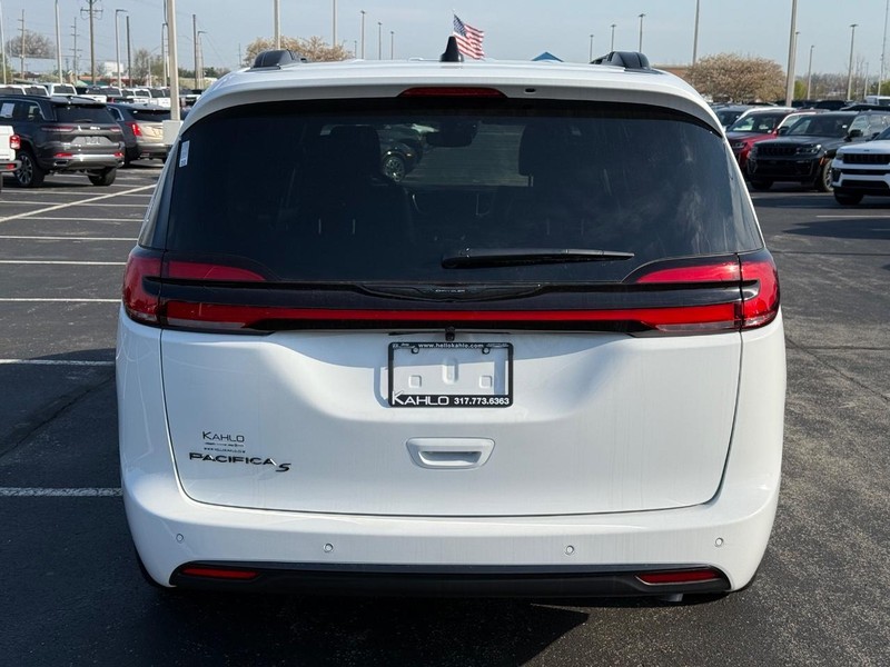 Chrysler Pacifica Vehicle Full-screen Gallery Image 4