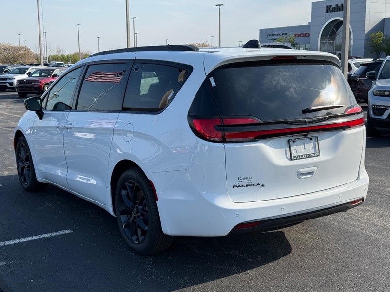 Chrysler Pacifica Vehicle Full-screen Gallery Image 5