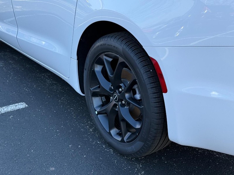 Chrysler Pacifica Vehicle Full-screen Gallery Image 6