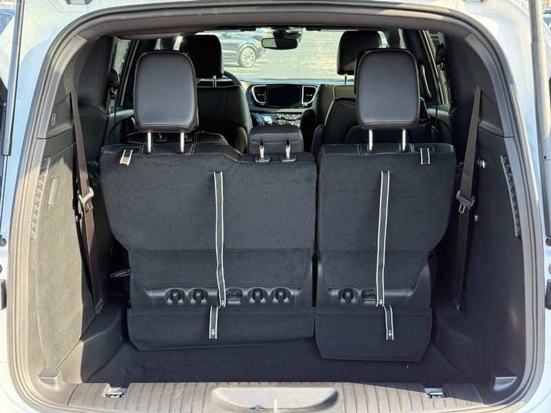 Chrysler Pacifica Vehicle Full-screen Gallery Image 7