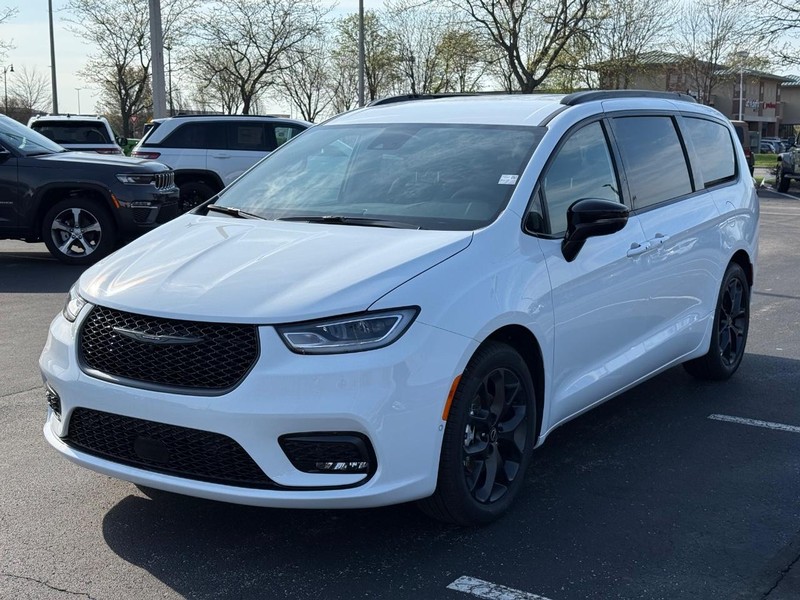 Chrysler Pacifica Vehicle Full-screen Gallery Image 9