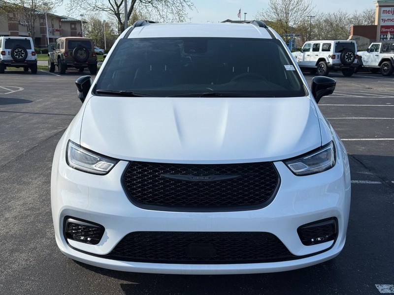 Chrysler Pacifica Vehicle Full-screen Gallery Image 10