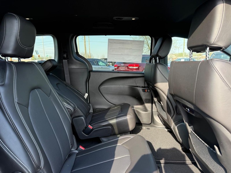 Chrysler Pacifica Vehicle Full-screen Gallery Image 11