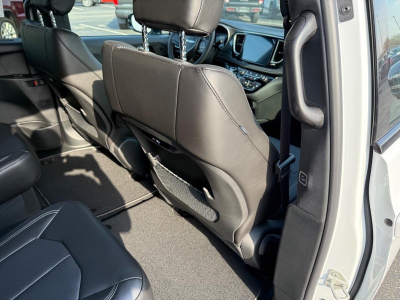 Chrysler Pacifica Vehicle Full-screen Gallery Image 12