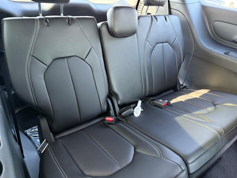 Chrysler Pacifica Vehicle Full-screen Gallery Image 13