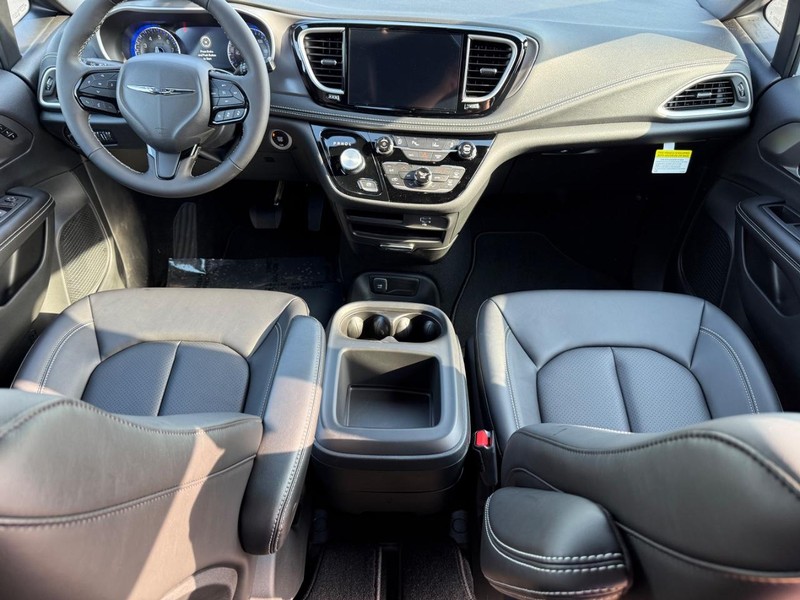 Chrysler Pacifica Vehicle Full-screen Gallery Image 14