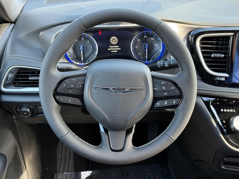 Chrysler Pacifica Vehicle Full-screen Gallery Image 15