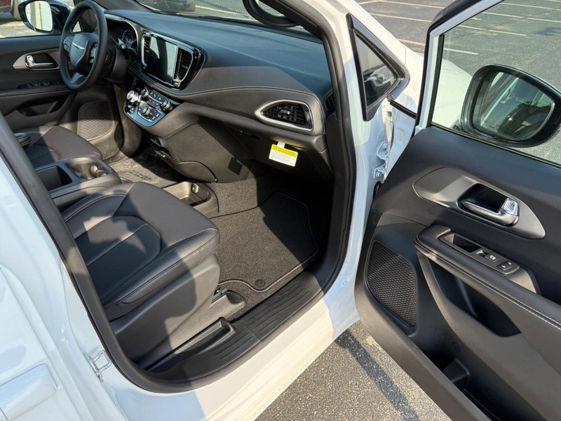 Chrysler Pacifica Vehicle Full-screen Gallery Image 16