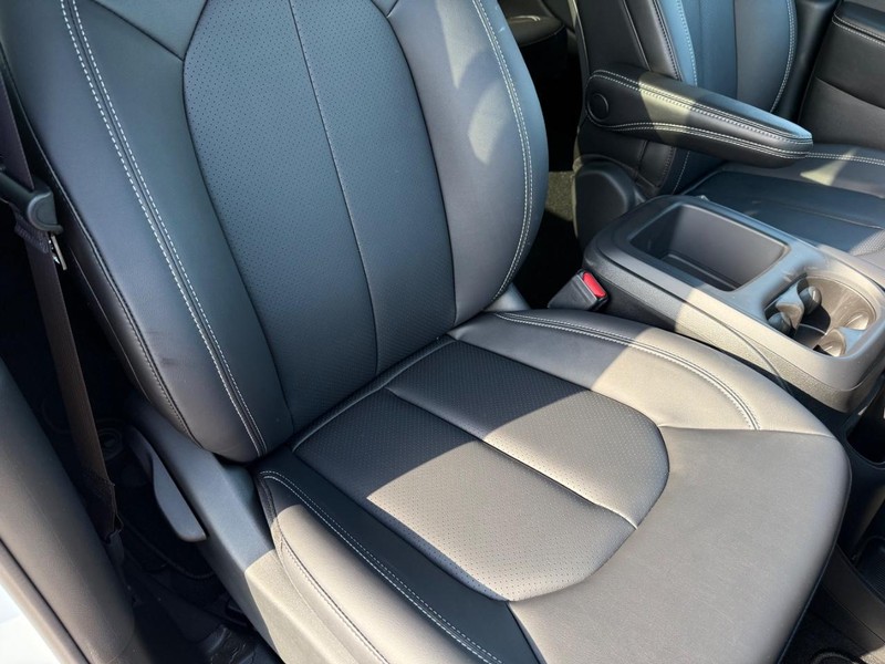 Chrysler Pacifica Vehicle Full-screen Gallery Image 17