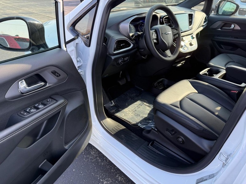 Chrysler Pacifica Vehicle Full-screen Gallery Image 18