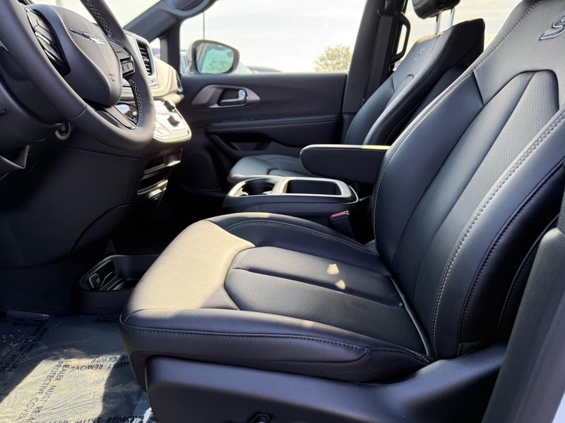 Chrysler Pacifica Vehicle Full-screen Gallery Image 19