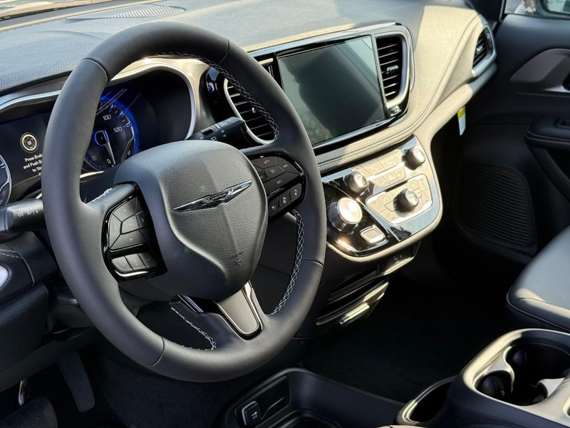 Chrysler Pacifica Vehicle Full-screen Gallery Image 20