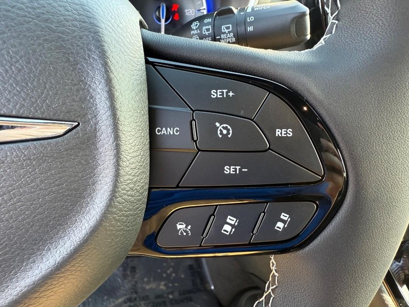 Chrysler Pacifica Vehicle Full-screen Gallery Image 22