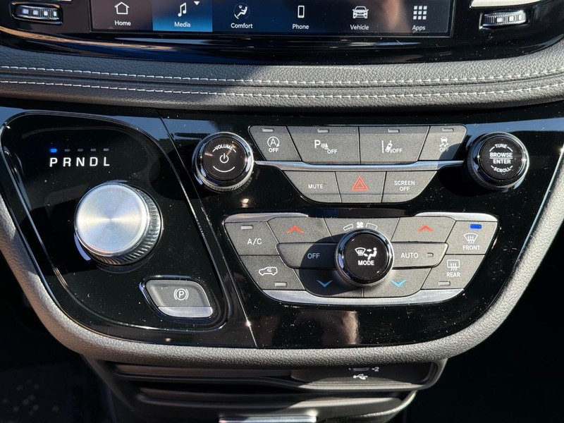 Chrysler Pacifica Vehicle Full-screen Gallery Image 26