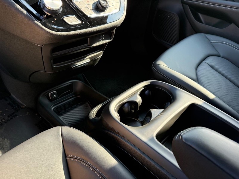 Chrysler Pacifica Vehicle Full-screen Gallery Image 27