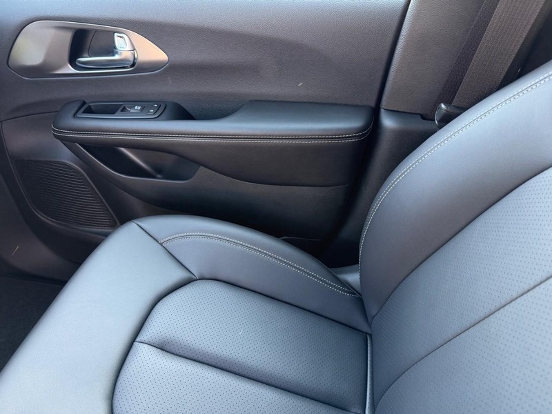 Chrysler Pacifica Vehicle Full-screen Gallery Image 28