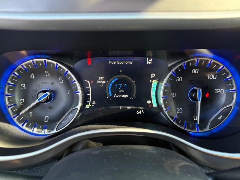 Chrysler Pacifica Vehicle Full-screen Gallery Image 29
