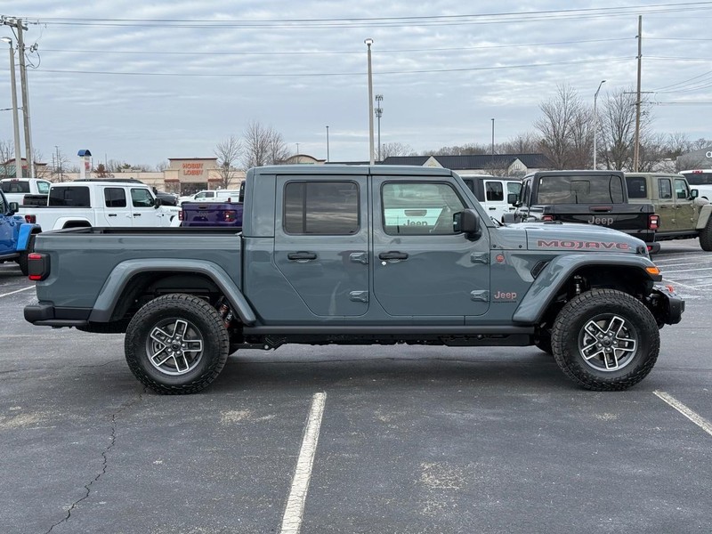 Jeep Gladiator Vehicle Full-screen Gallery Image 2