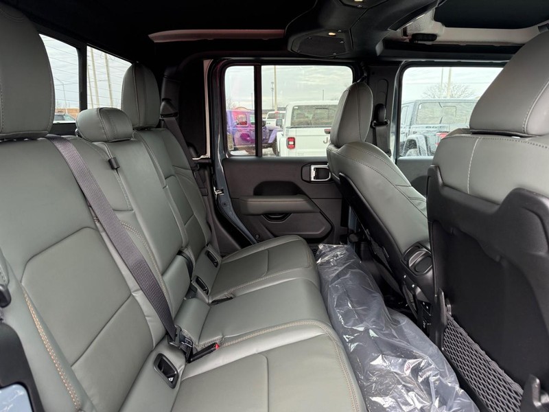 Jeep Gladiator Vehicle Full-screen Gallery Image 11