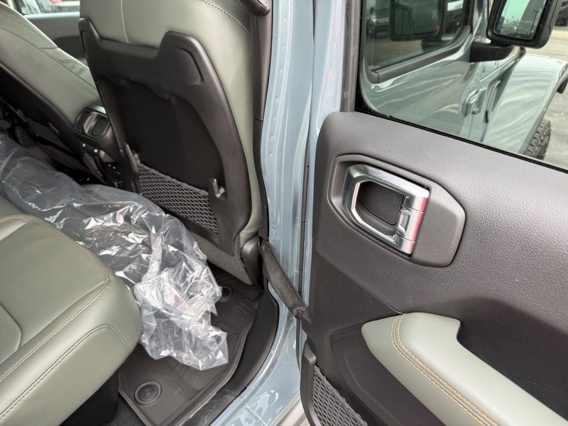 Jeep Gladiator Vehicle Full-screen Gallery Image 12