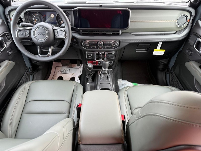 Jeep Gladiator Vehicle Full-screen Gallery Image 13