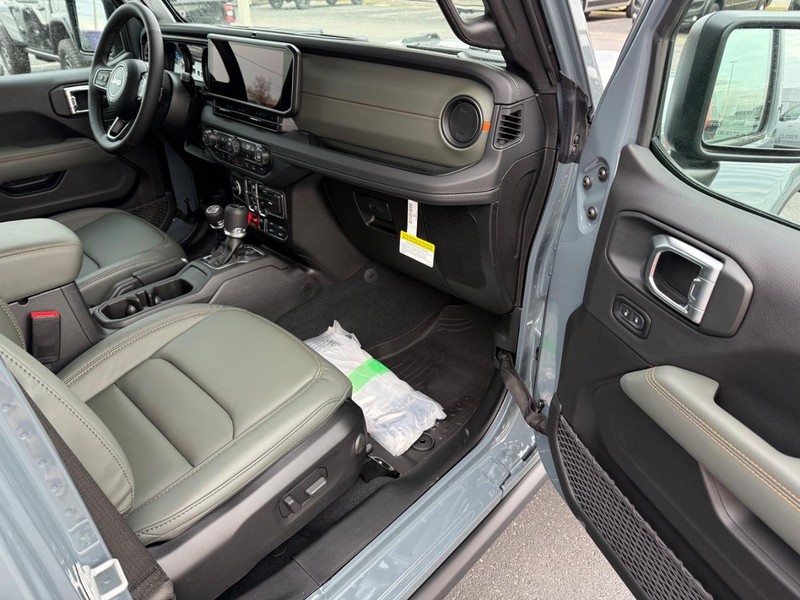 Jeep Gladiator Vehicle Full-screen Gallery Image 15