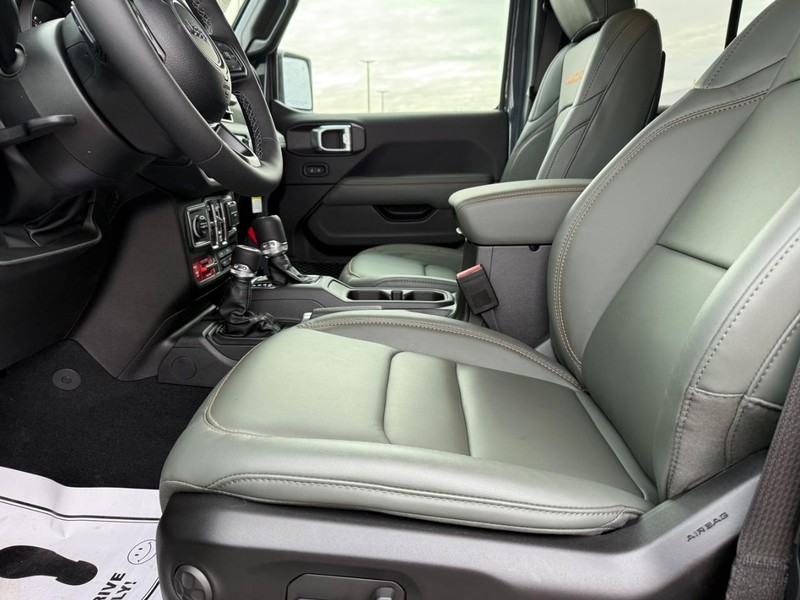 Jeep Gladiator Vehicle Full-screen Gallery Image 18