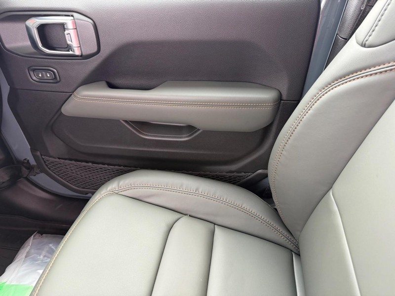 Jeep Gladiator Vehicle Full-screen Gallery Image 28