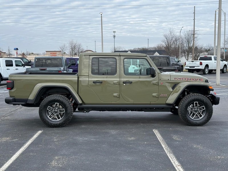Jeep Gladiator Vehicle Full-screen Gallery Image 2