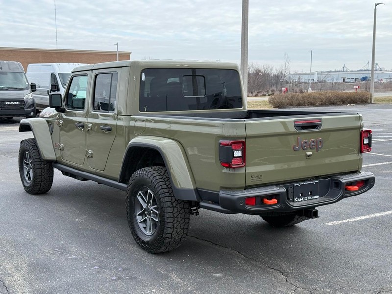 Jeep Gladiator Vehicle Full-screen Gallery Image 5