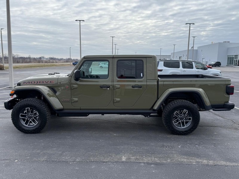 Jeep Gladiator Vehicle Full-screen Gallery Image 8