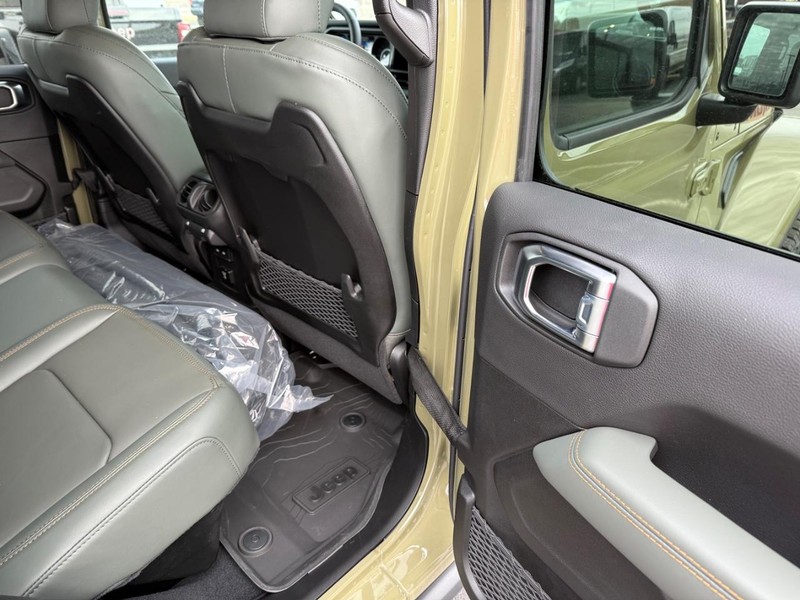 Jeep Gladiator Vehicle Full-screen Gallery Image 12