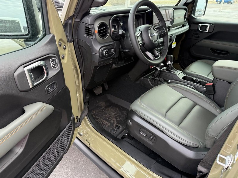 Jeep Gladiator Vehicle Full-screen Gallery Image 17