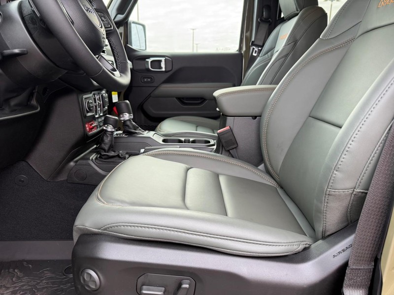 Jeep Gladiator Vehicle Full-screen Gallery Image 18