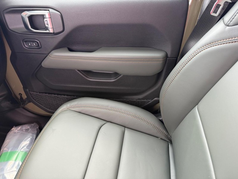 Jeep Gladiator Vehicle Full-screen Gallery Image 28