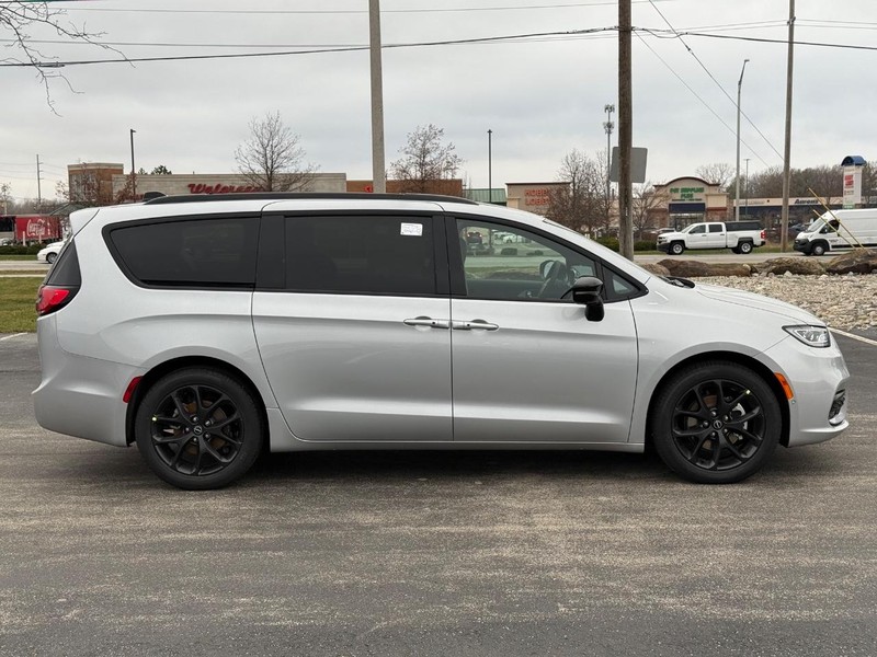 Chrysler Pacifica Vehicle Full-screen Gallery Image 2